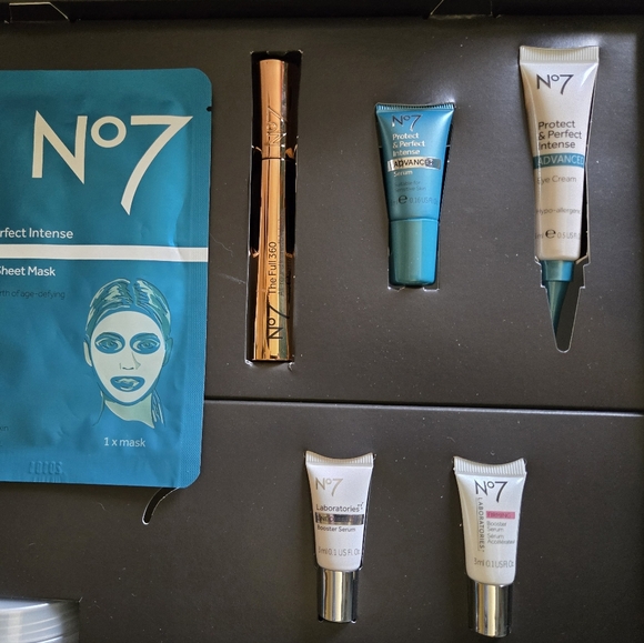 No. 7 Ultimate Skincare Set - Picture 5 of 6